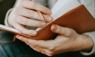 Analoge Momente - Hände schreiben, Bücher, Natur