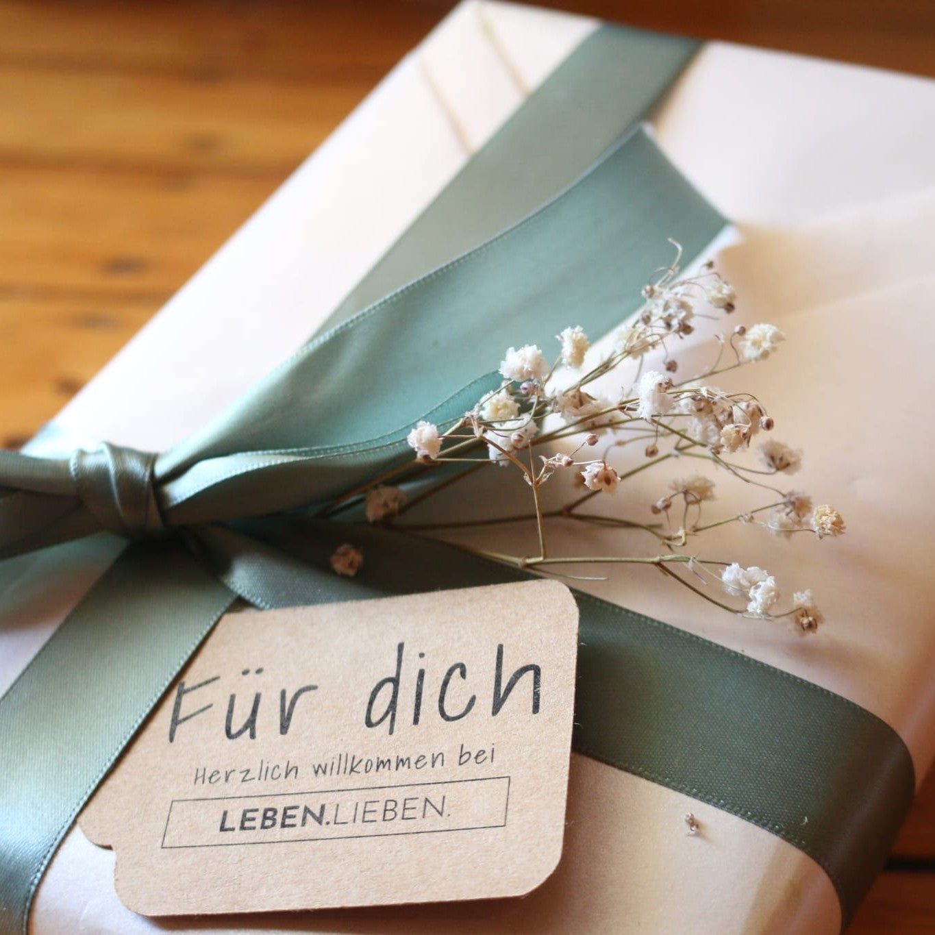 Geschenk mit Band, Trockenblumen und handgeschriebener "Für dich"-Karte