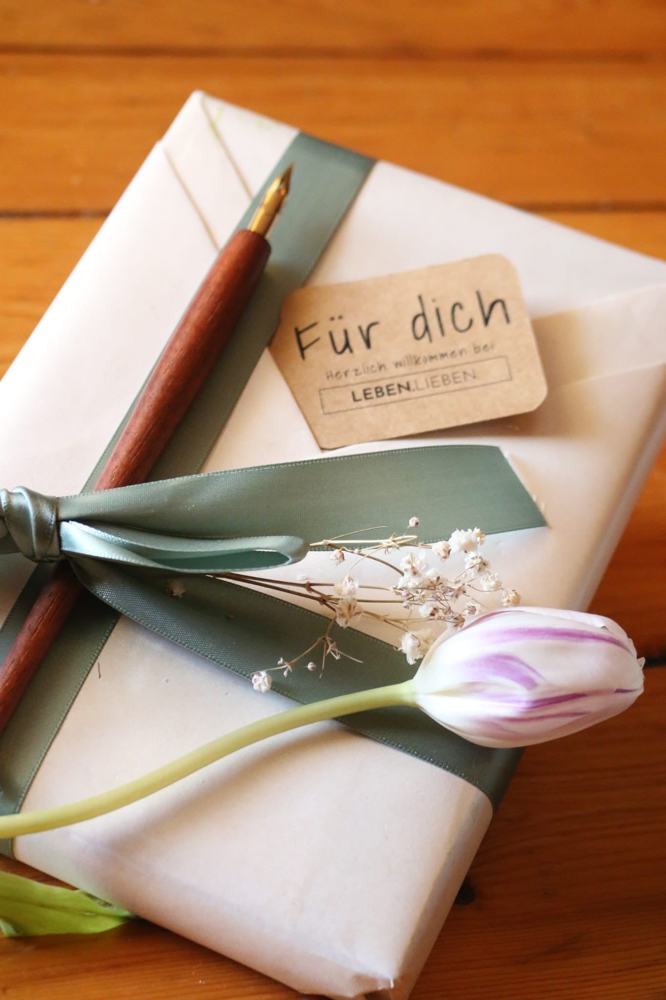 Journal in Geschenkverpackung mit handgeschriebener Karte