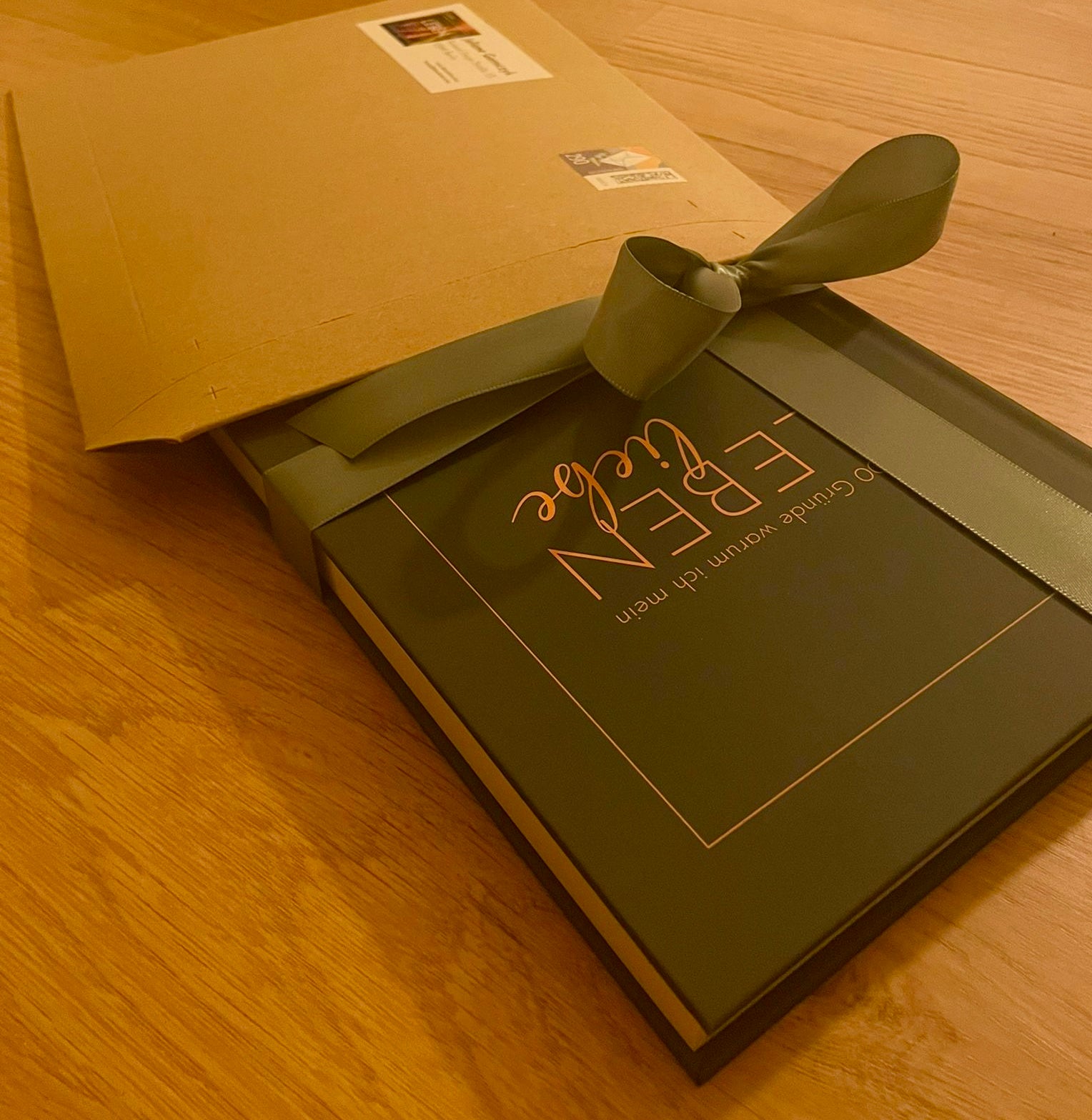 Versandfertig verpacktes Geschenk