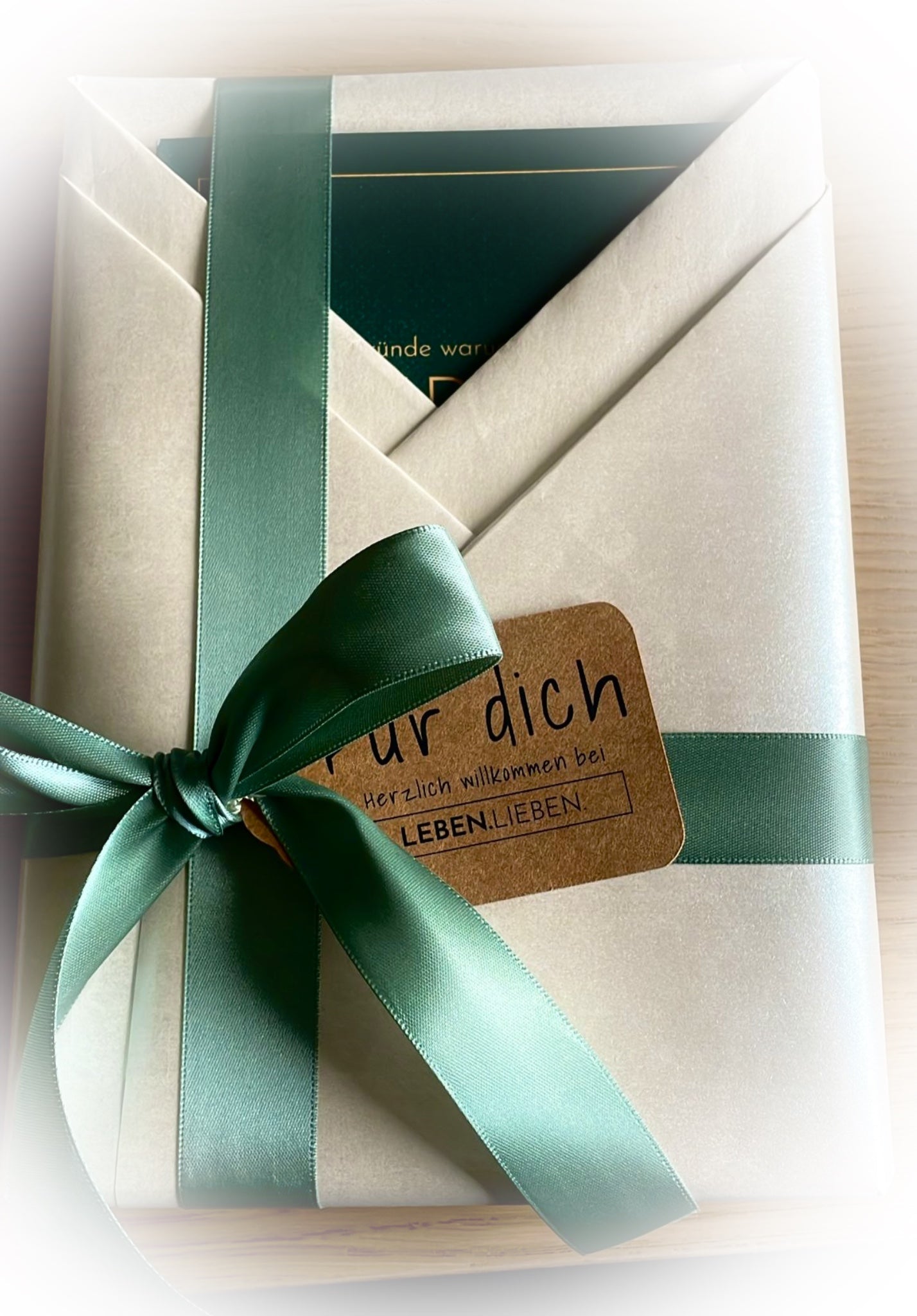 LEBEN.LIEBEN. Gratitude Journal liebevoll als Geschenk verpackt